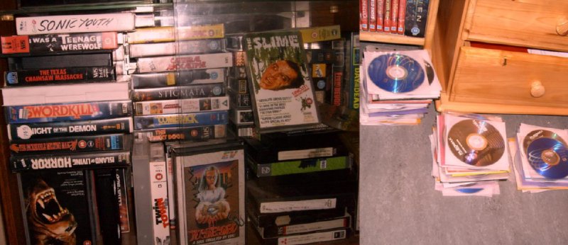 Illustration 4: Collage of two subsequent photos in photoseries submitted by user &ldquo;PenileDemon,&rdquo; in the Tracker X forums (Tracker X 2008)